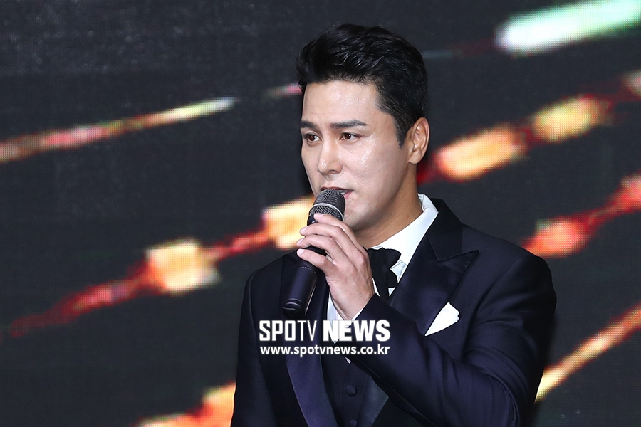 [포토S] 장민호, 어머님들 고무장갑 떨어뜨릴 눈빛