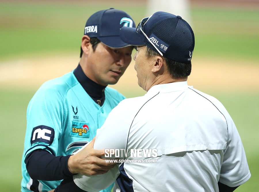 [포토S] 이동욱 감독, 노진혁의 홈런 타구가 2루타로 번복되자 항의