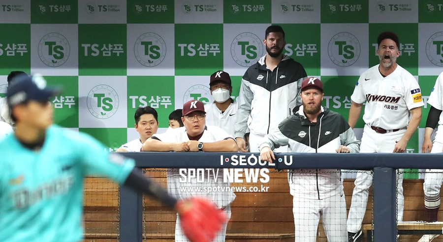 [포토S] 송명기의 위협구에 격분한 나이트 코치