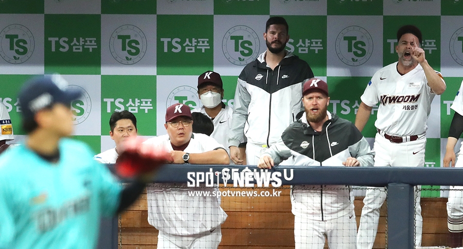 [포토S] 나이트 코치, '송명기 똑바로 던져!'