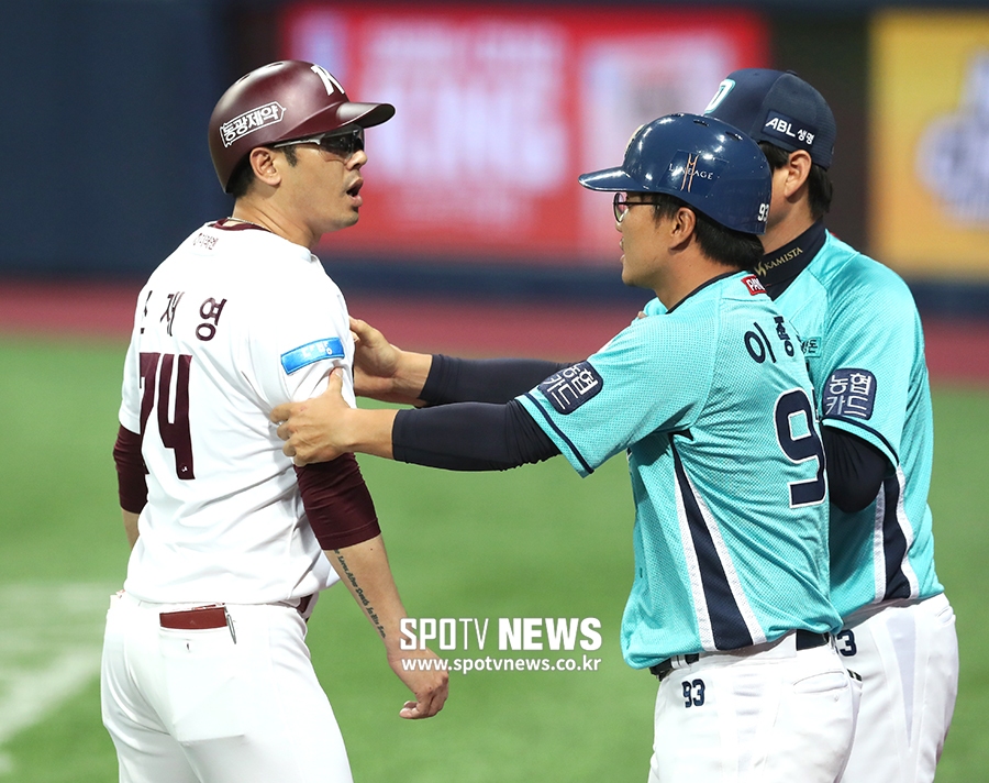 [포토S] 조재영 코치, 송명기 빈볼성 투구에 NC 더그아웃과 일촉즉발