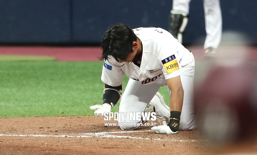 [포토S] NC 송명기 빈볼성 투구 피하다 넘어진 이정후