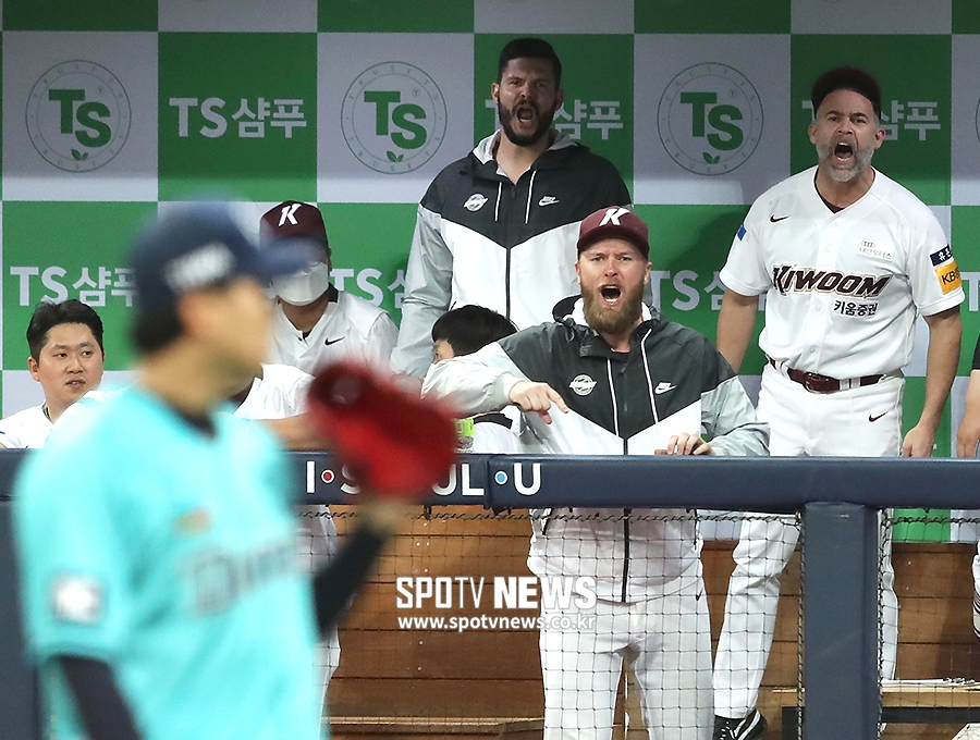 [스토리S] 고성 오간 고척돔, 이정후 위협구 논란에 날선 신경전