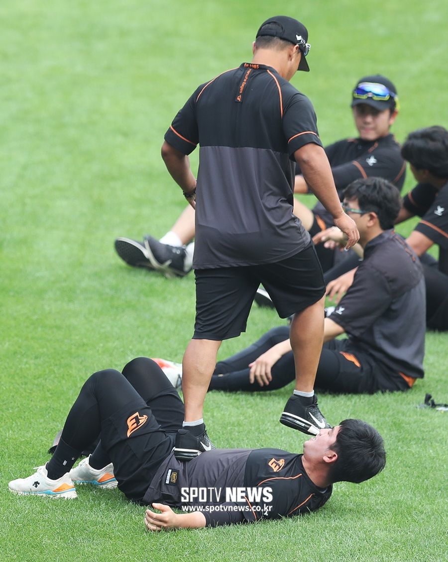 [포토S] 정경배 코치, 최재훈을 밟는 강력한 복부 훈련