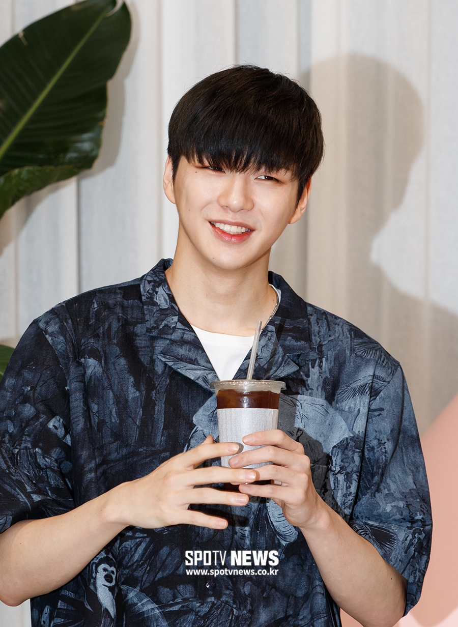 [포토S] 강다니엘, 더위 날리는 시원한 커피 한 잔
