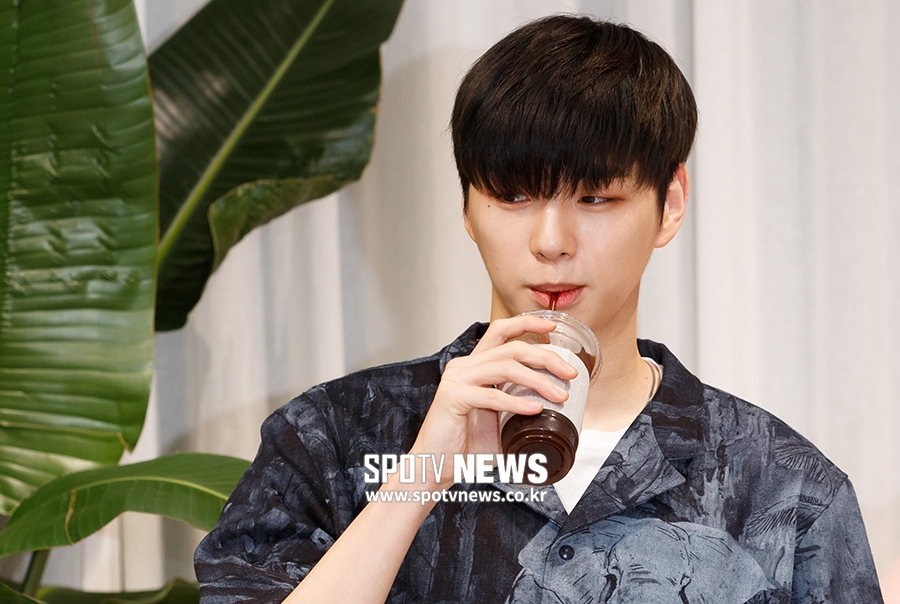 [포토S] 강다니엘, 커피만 들어도 화보