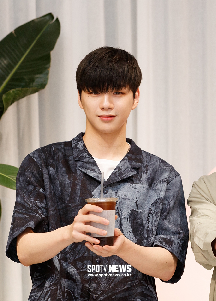[포토S] 강다니엘, '저와 한 잔 하실래요?'