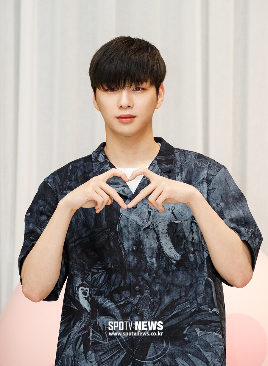 [포토S] 강다니엘, 초현실 손하트