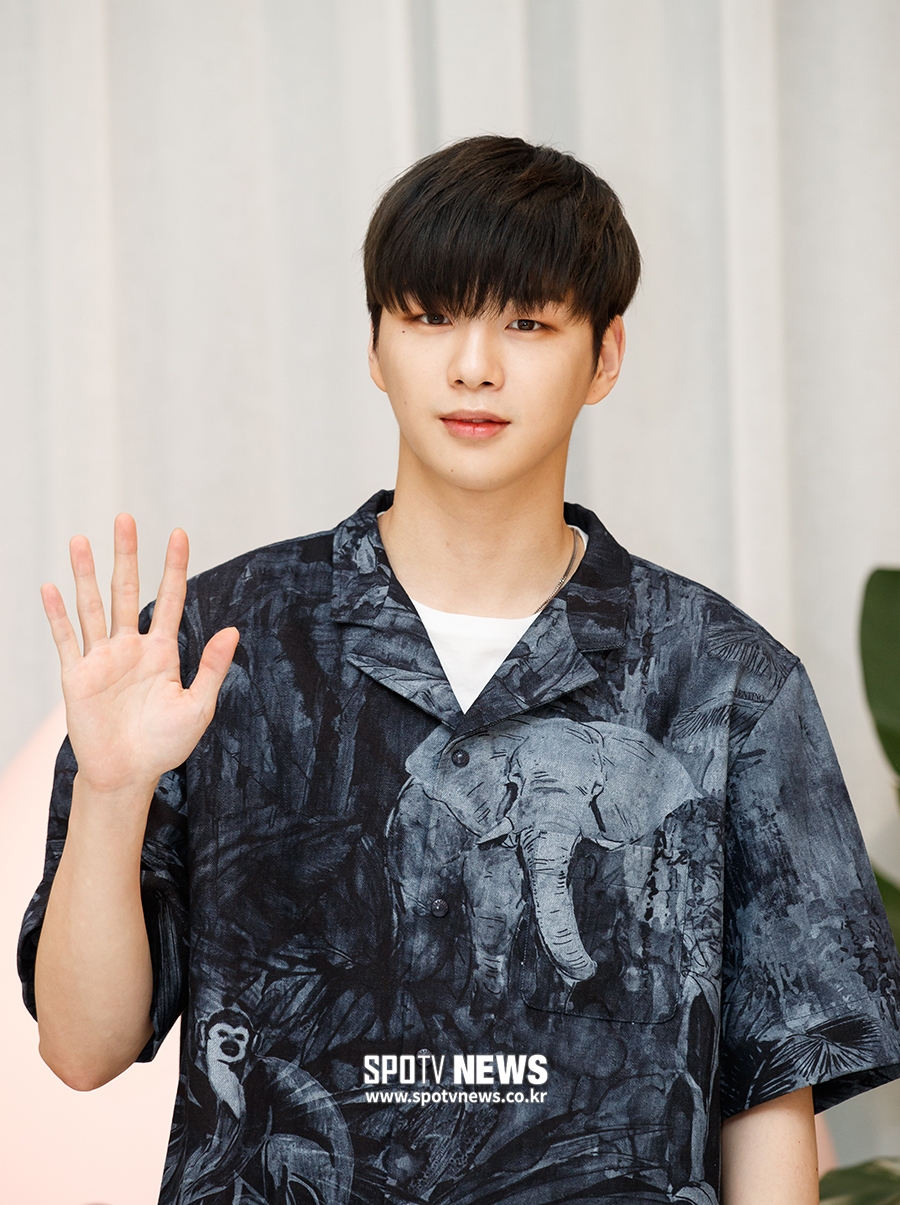 [포토S] 강다니엘, 미소년의 손인사