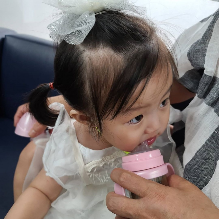정준호♥이하정 딸, 분노의 물컵 빨기…"신났다가 주사 맞고 울었어요"