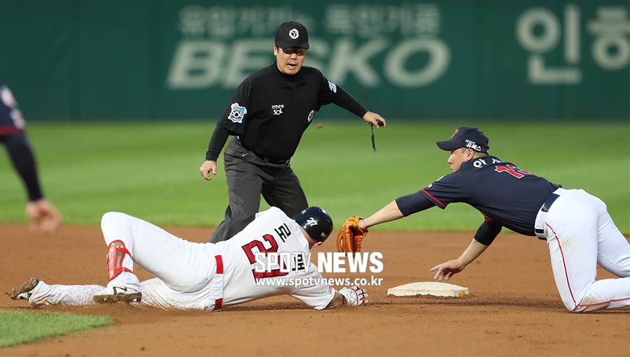[포토S] 로맥, '안치홍 태그에 딱 걸렸네'