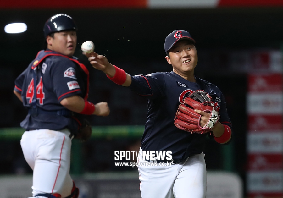 [포토S] 한동희, 힘찬 송구