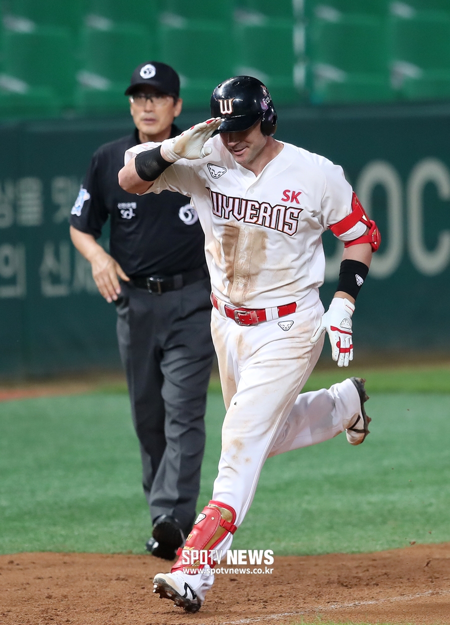 [포토S] 로맥, 절도 있는 끝내기 세리머니