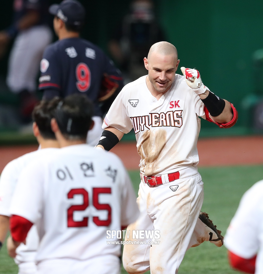 [포토S] 홈런 로맥, '이것이 끝내기 댄스'