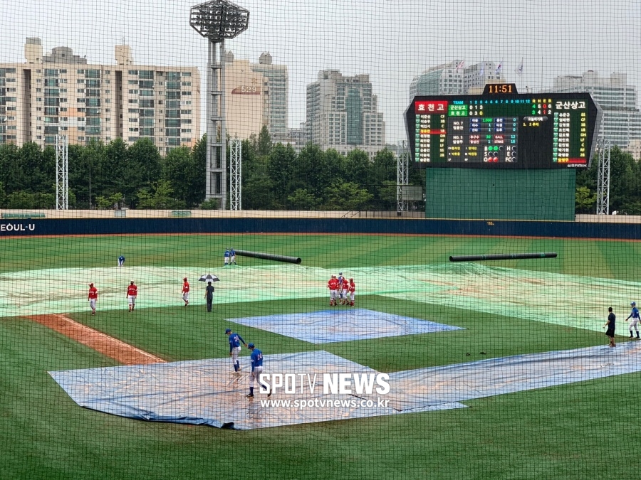 [청룡기]  첫 경기부터 서스펜디드…군산상고-효천고, 1시간 지연→3회말 중단