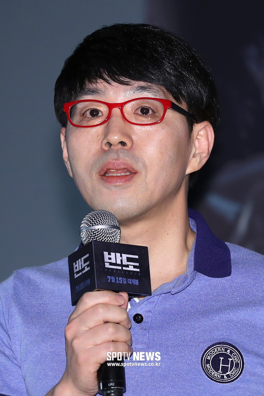 [포토S] 영화평론가 이동진, 트레이드 마크 빨간 안경 쓰고