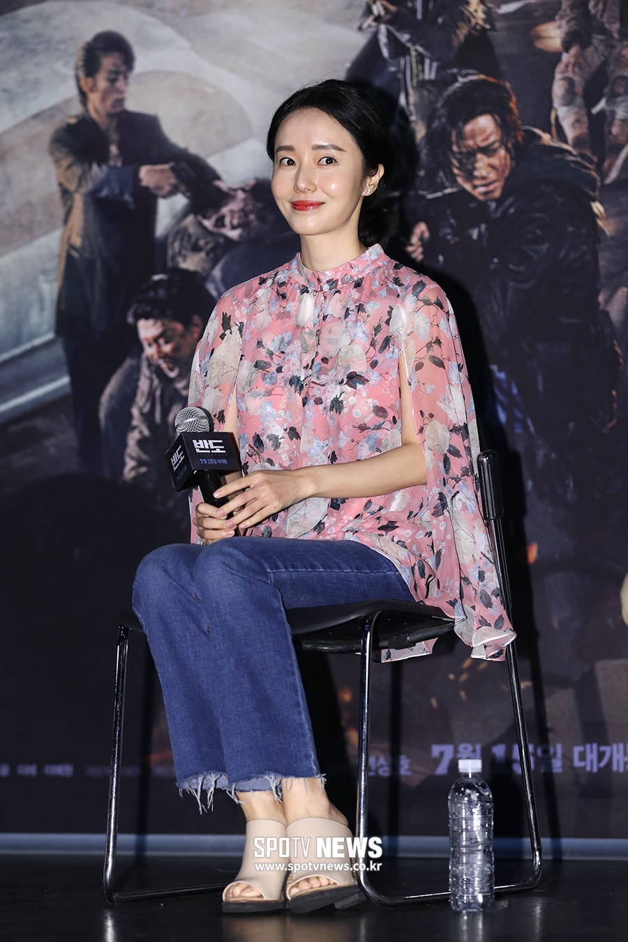 [포토S] 이정현, 어두운 극장에서도 블링블링!