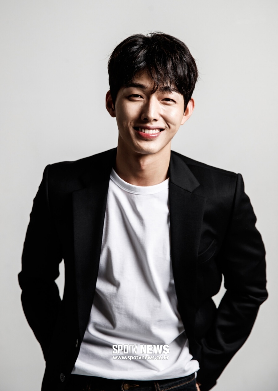 '팬님'이 선물한 생일전광판 기뻐 매일 간 신인배우 "접니다, 이정식"[인터뷰S]