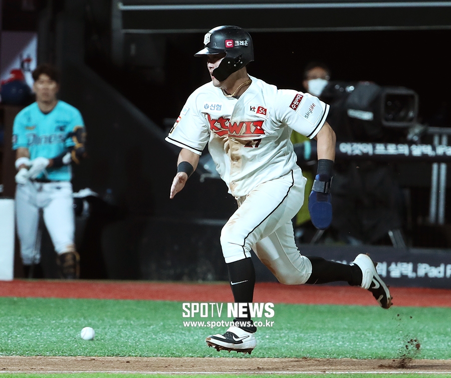 [포토S] 배정대, 김태군의 패대기 송구에 '이게 웬 떡?'