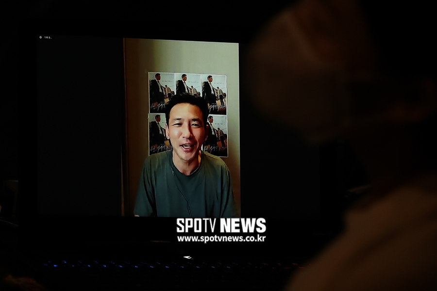 [포토S] 요르단에서 화상 간담 하는 황정민