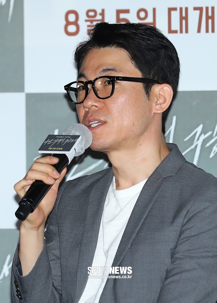 [포토S] 질문에 답하는 홍원찬 감독