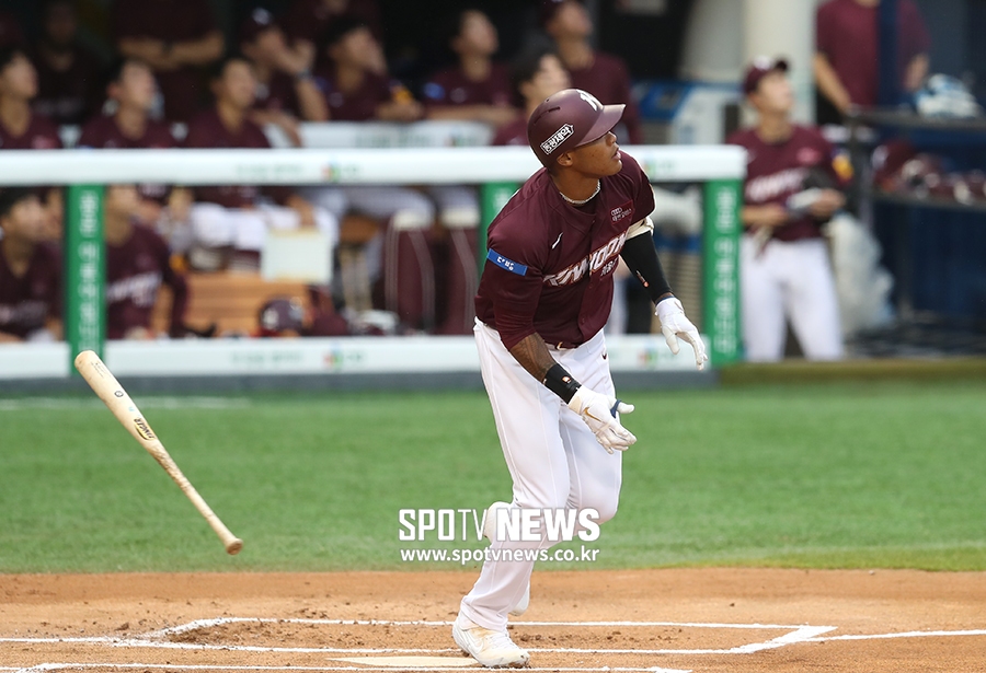 [포토S] 러셀, KBO리그 첫 타석은 외야 플라이