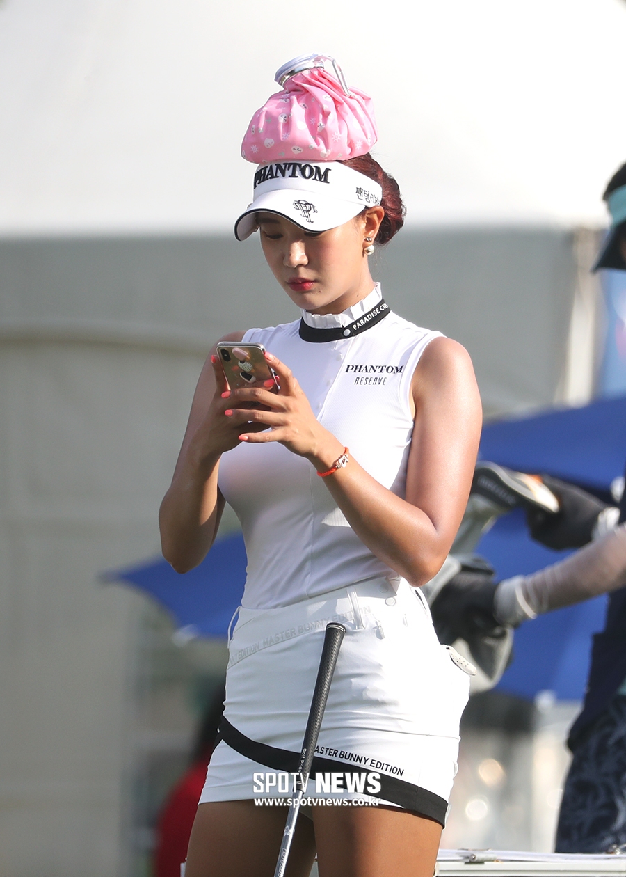 [포토S] 유현주, 머리 위 얼음 주머니