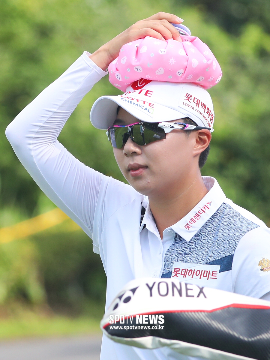 [포토S] 김효주, 너무 더워서 얼음 주머니