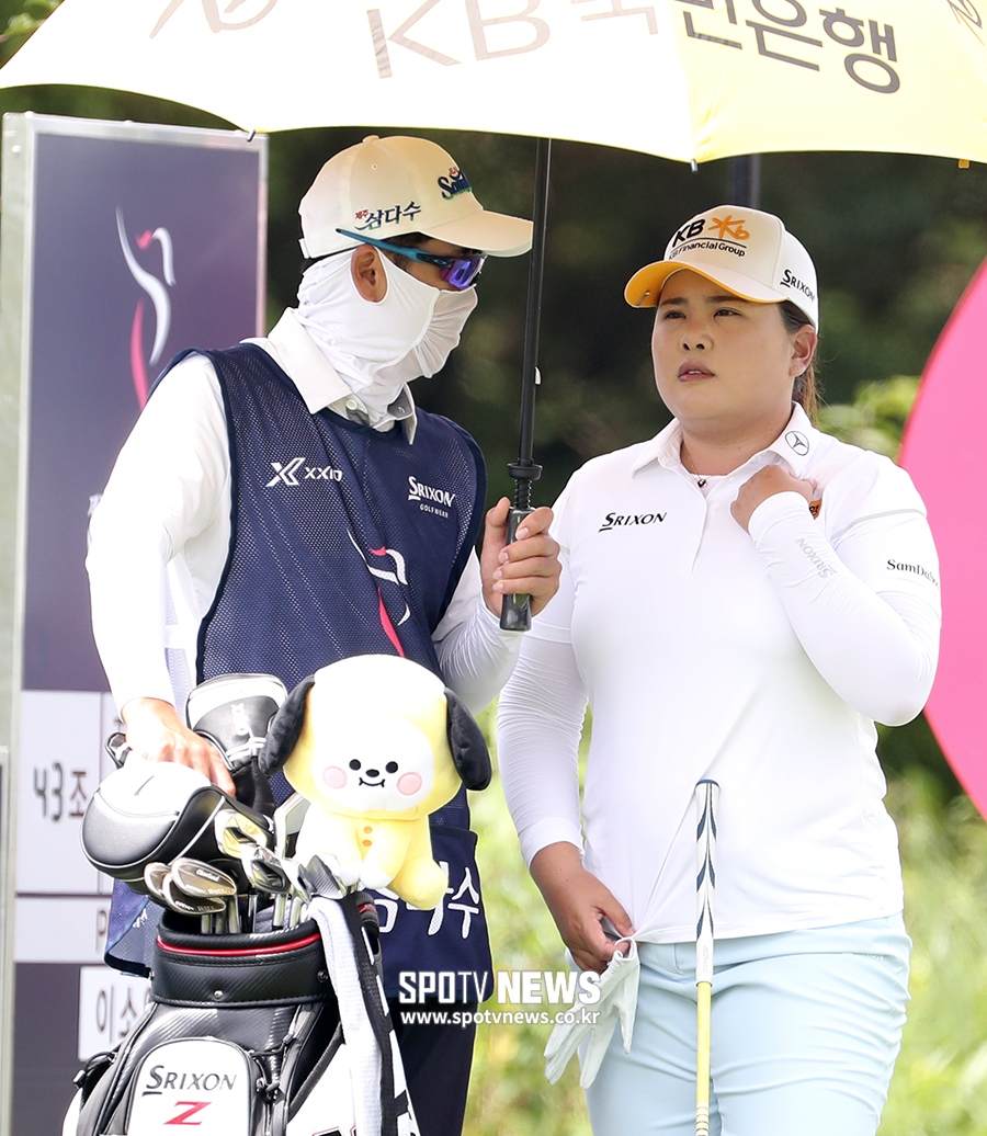 [포토S] 박인비, 남편 남기협 캐디와 전략 상의