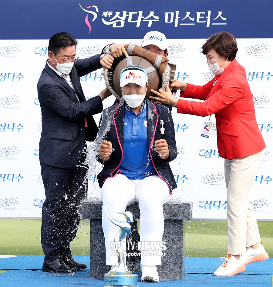 [포토S] '우승' 유해란, 제주도 전통 물허벅 세리머니!