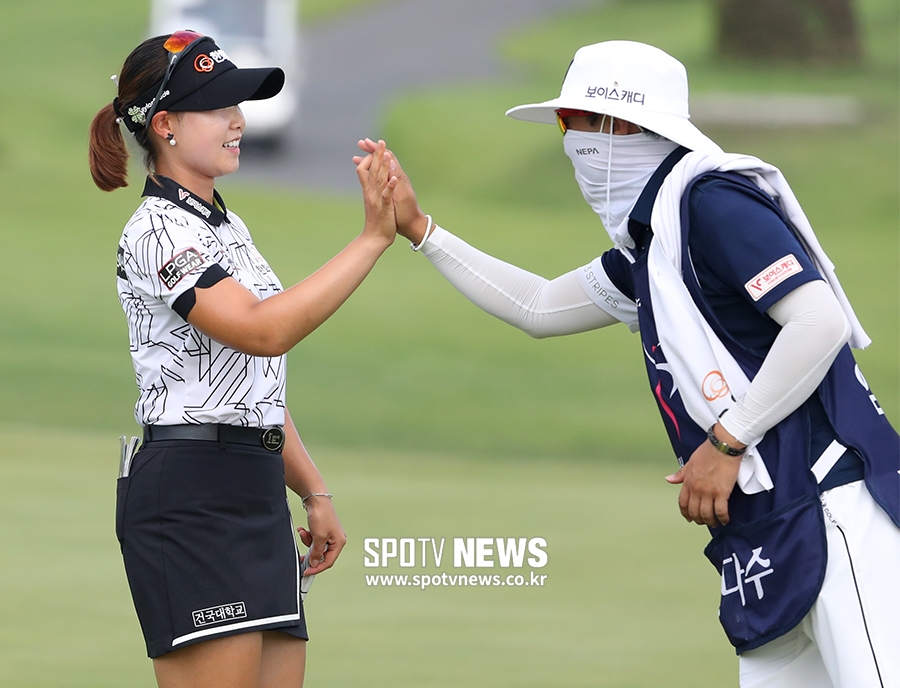 [포토S] '최종 3위' 임희정, 캐디와 하이파이브!