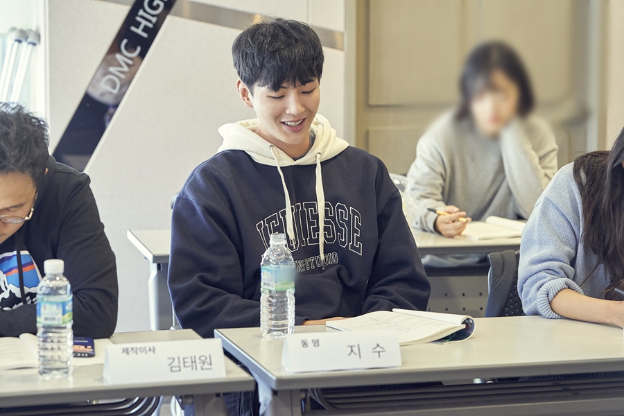 지수, 암환자 연기 펼친다…카카오M '아만자' 대본리딩 현장 공개