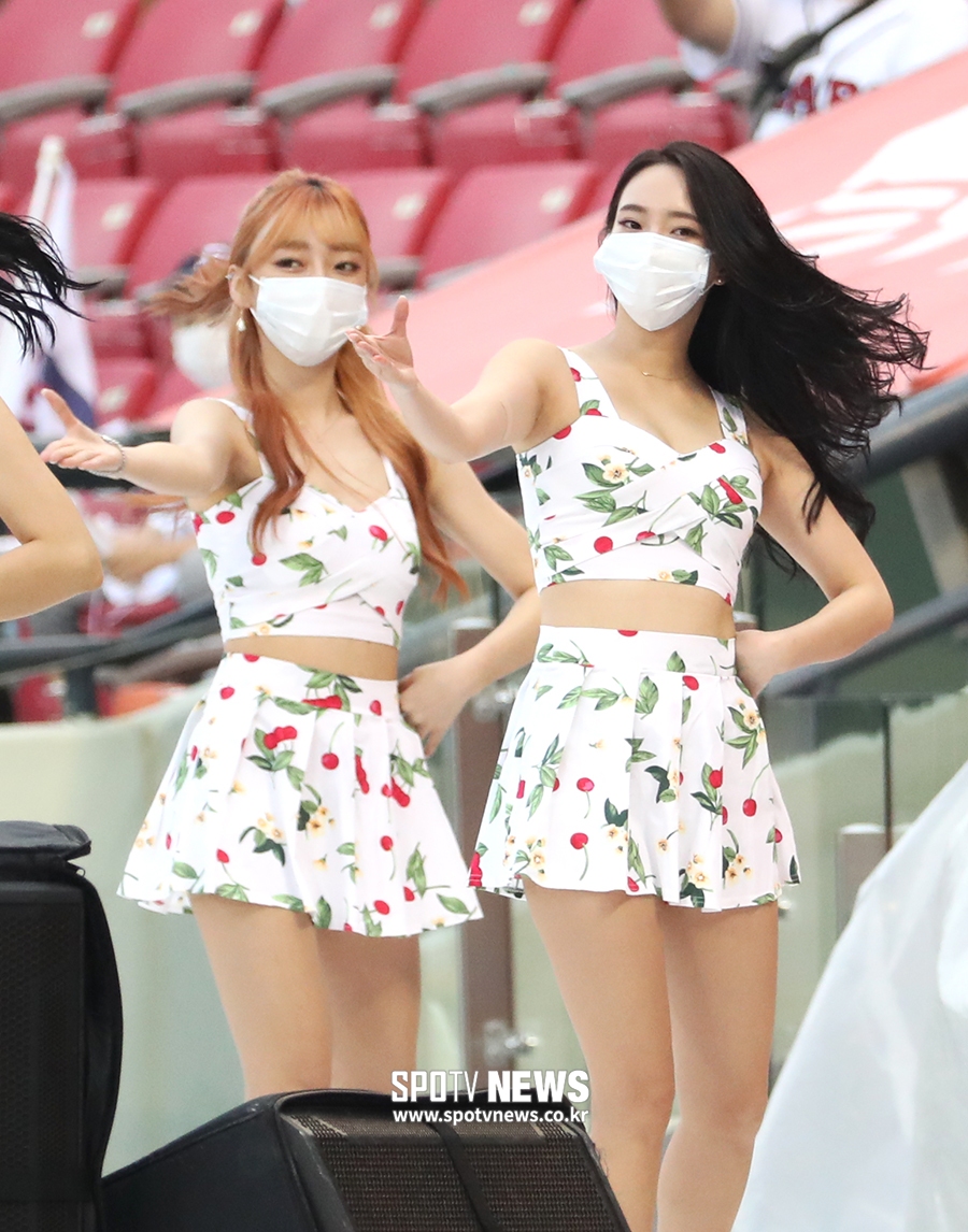 [포토S] 치어리더 이나경, 한여름 더위 날리는 섹시한 바캉스 패션!
