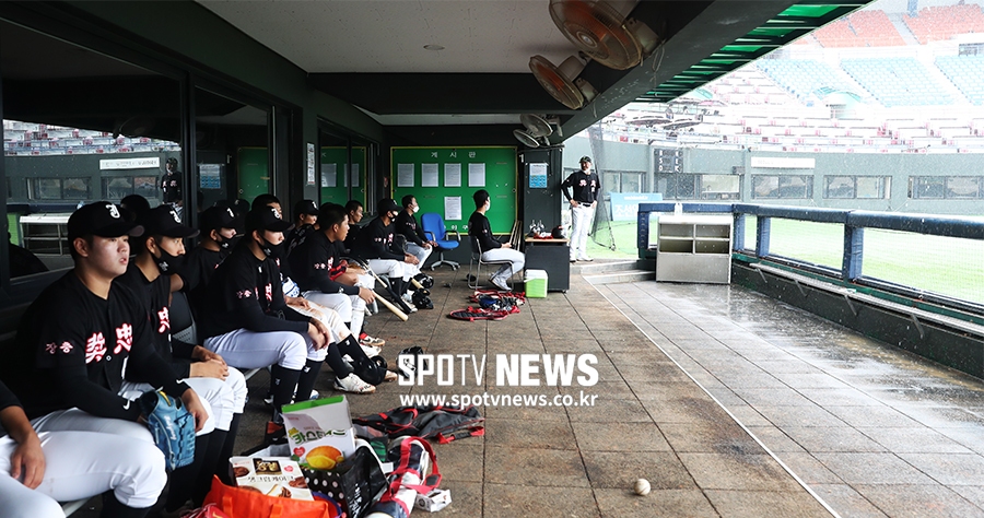 [포토S] 우천 중단이 아쉬운 장충고 선수들, '흐름 좋았는데'