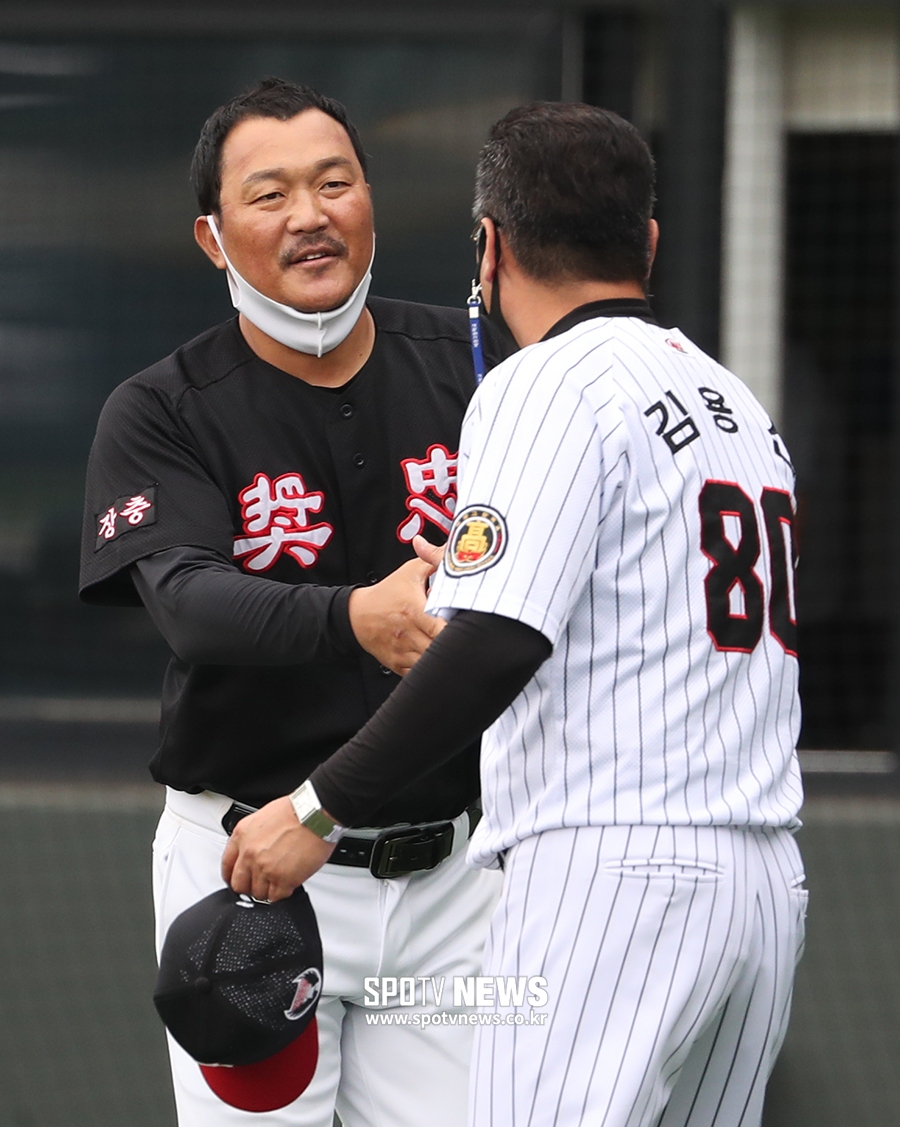 [포토S] 경기 종료 후 인사 나누는 장충고 송민수 감독과 세광고 김용선 감독