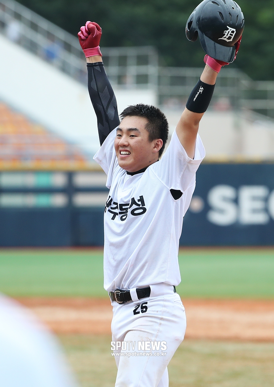 [포토S] 광주동성고 김시앙, 적시타 날리고 두 팔 번쩍!
