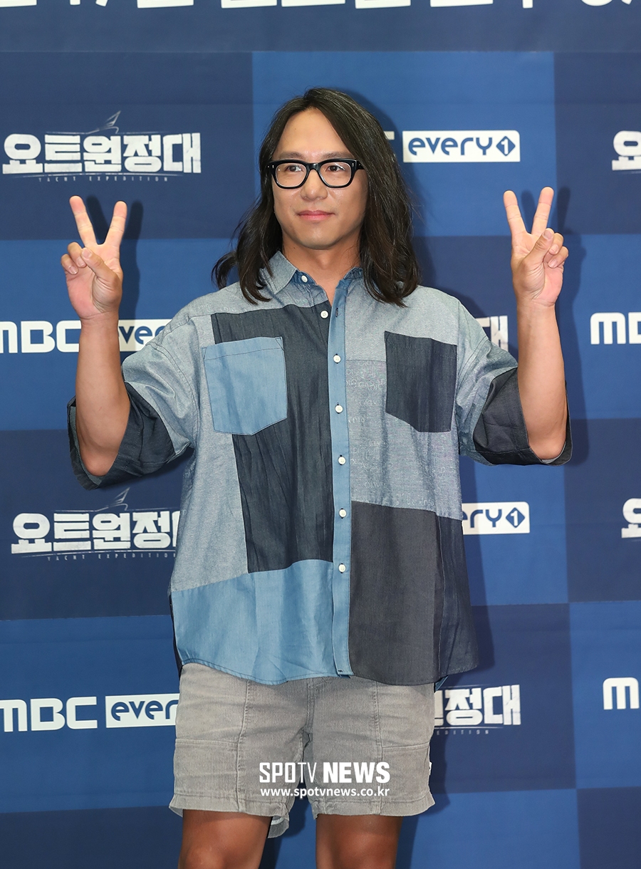 [포토S] 포즈 취하는 미디어아트작가