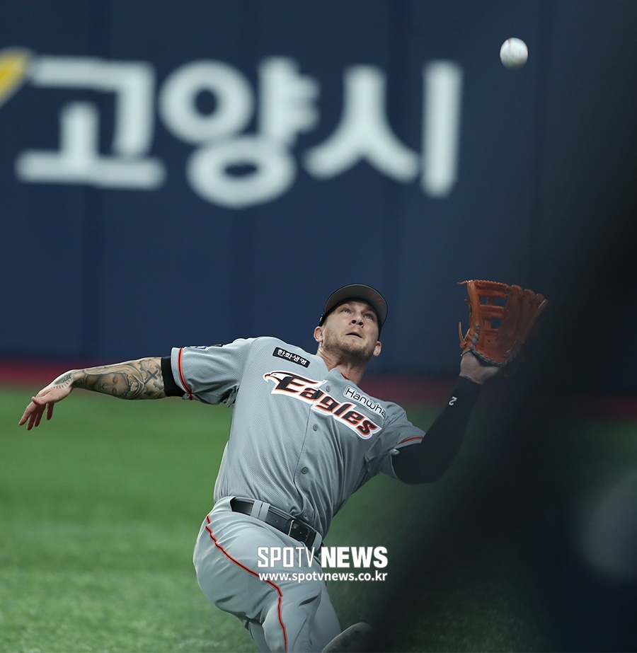 [포토S] 반즈, 몸을 날려 호수비