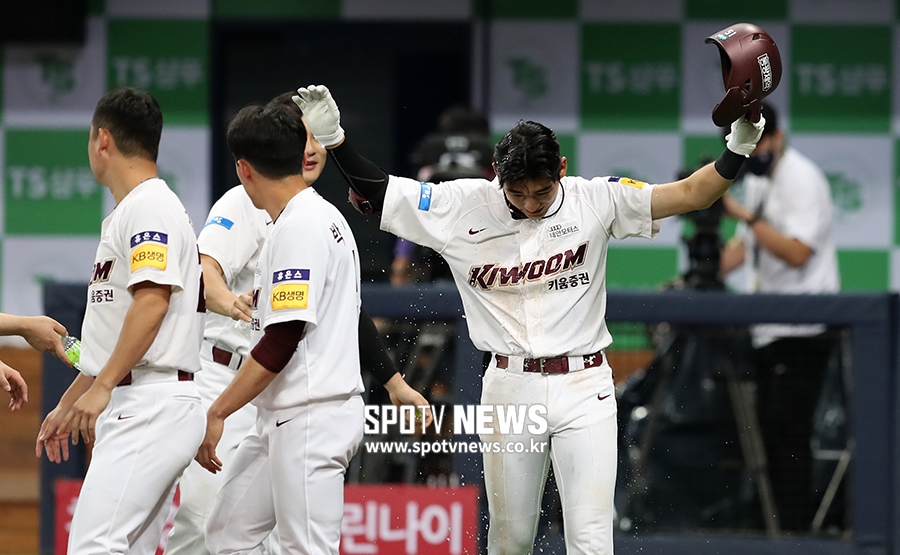 [포토S] 이정후, 물세례 받는 끝내기의 주인공