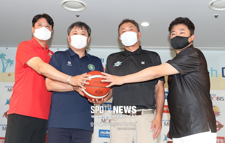 [포토S] 문경은-이상범-전창진-김승기 감독, '서머 매치 우승을 향해'