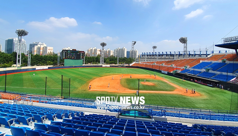 [포토S] 파란 하늘 아래 고교야구 펼쳐지는 목동야구장