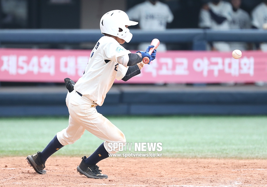 [포토S] 신일고 오창현, 허를 찌르는 스퀴즈번트!