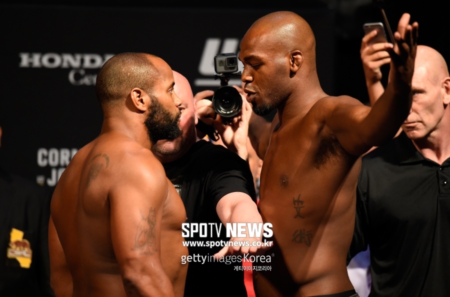 [오늘의 UFC(8/20)] DC 은퇴와 존스 헤비급 전향…현시점 최강 L헤비급 파이터는?