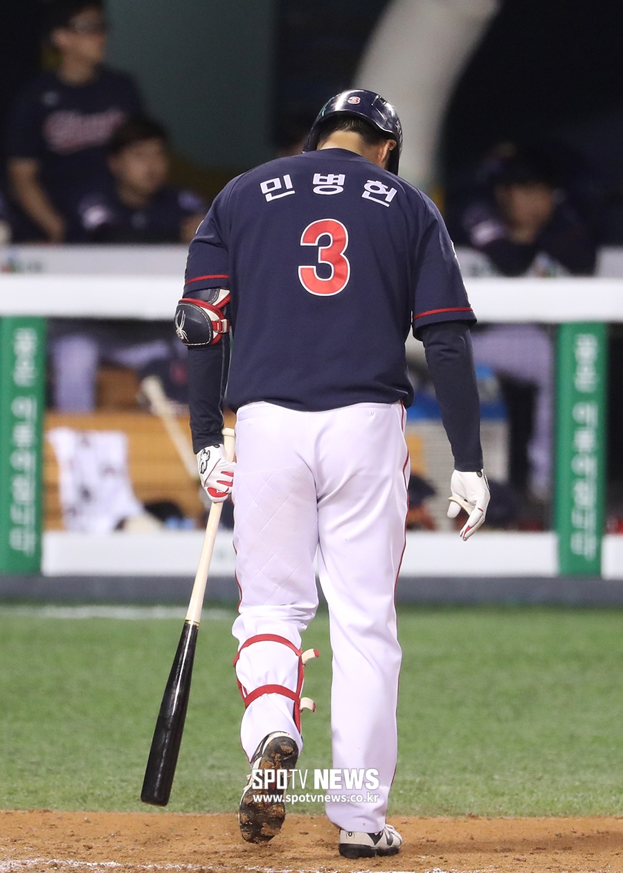 [포토S] 고개 숙인 민병헌