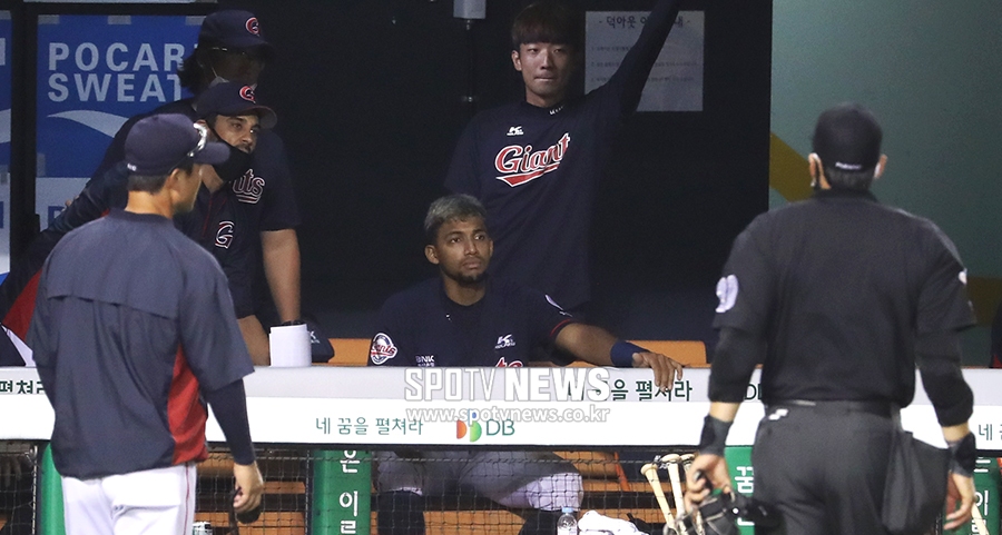 [포토S] 퇴장 당하는 라이언 롱 코치