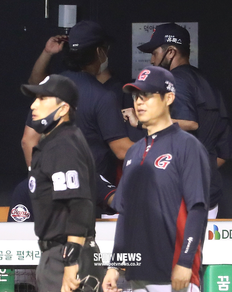 [포토S] 라이언 롱 코치, 타격 방해 어필하다 퇴장