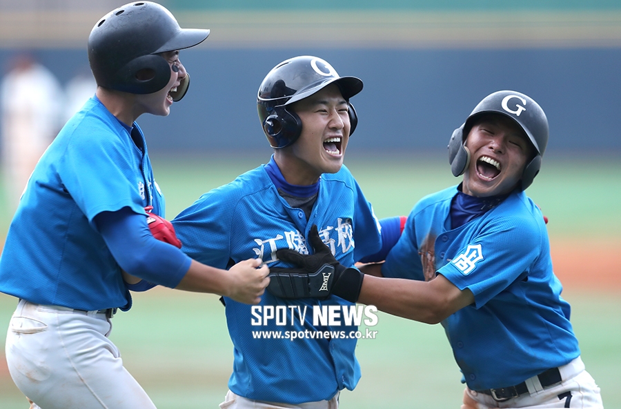 [포토S] 홈런 김세민, '우승트로피 기다려!'