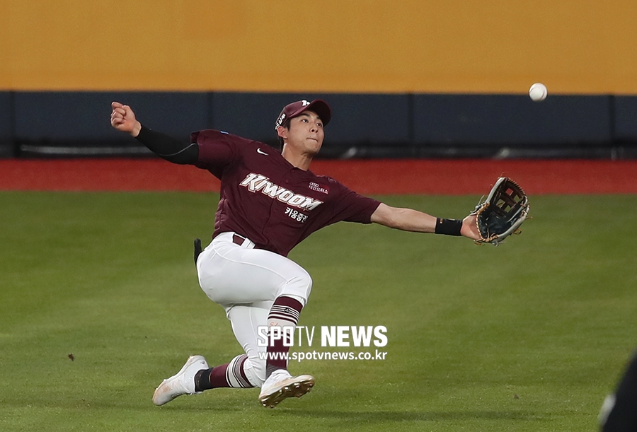 [포토S] 타구 향해 몸 날리는 이정후