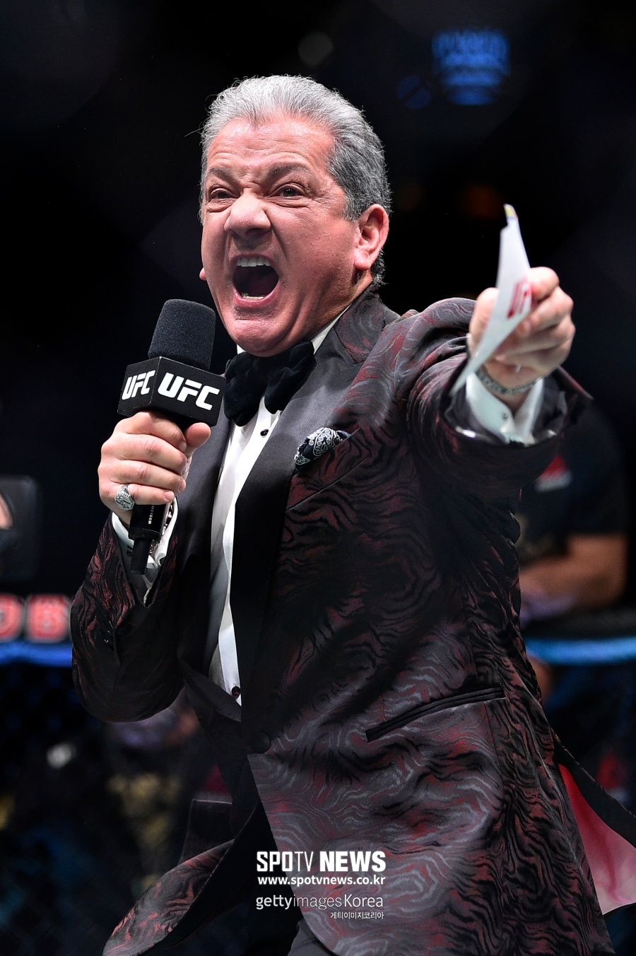 [오늘의 UFC(8/27)] 옥타곤 링아나운서 25년 근속…"10년 더 거뜬하죠"
