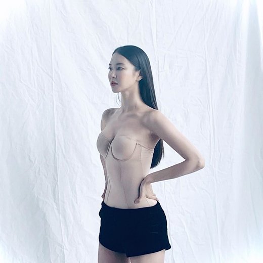 'NS윤지' 김윤지, 파격 누드톤 튜브톱도 완벽 소화…인형인줄 알았어